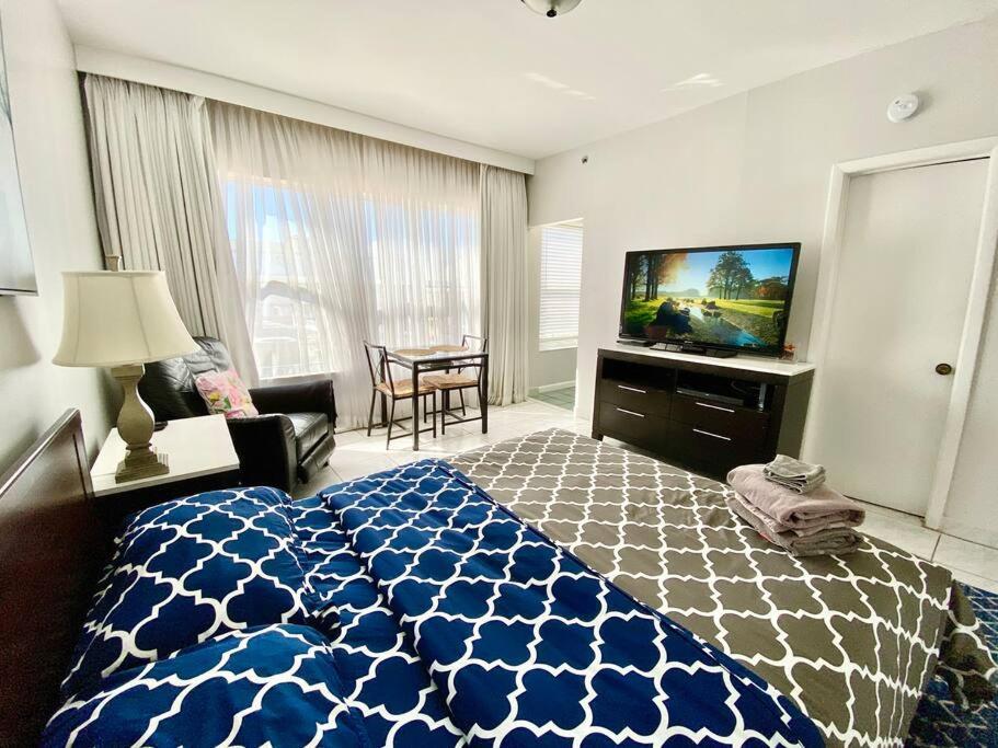 Apartment Right On The Beach! Miami Beach Bagian luar foto