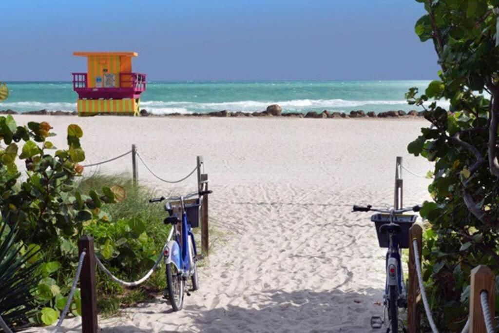 Apartment Right On The Beach! Miami Beach Bagian luar foto