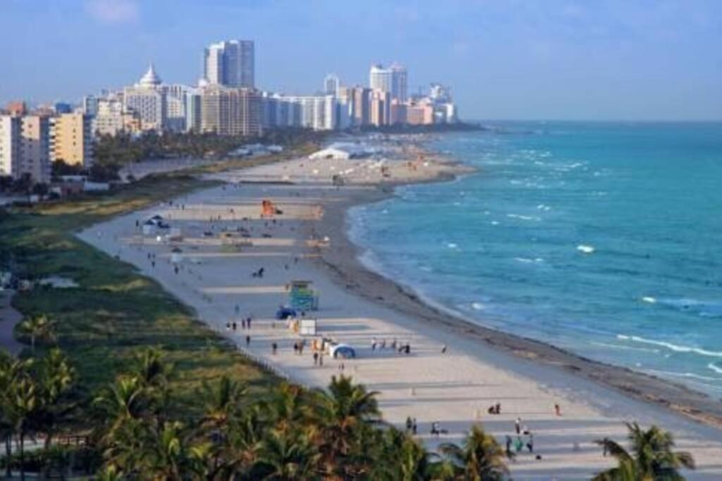 Apartment Right On The Beach! Miami Beach Bagian luar foto