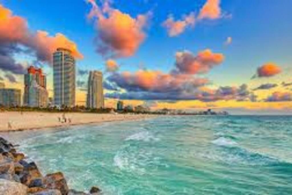 Apartment Right On The Beach! Miami Beach Bagian luar foto